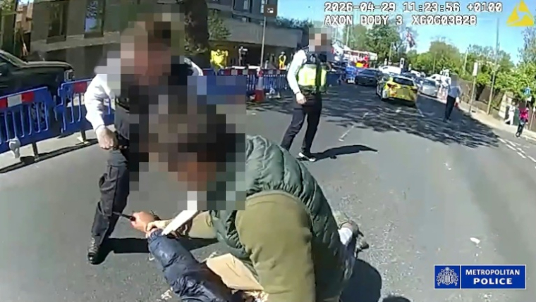 Image tirée d'une vidéo diffusée par la police métropolitaine, le 29 avril 2026, montrant les images de la caméra corporelle d'un policier tentant de désarmer un homme (en bas) armé d'un couteau, alors qu'il l'interpelle dans le quartier de Golders Green, au nord de Londres, le 29 avril 2026, après qu'il aurait poignardé deux personnes ( Metropolitan Police / Handout )
