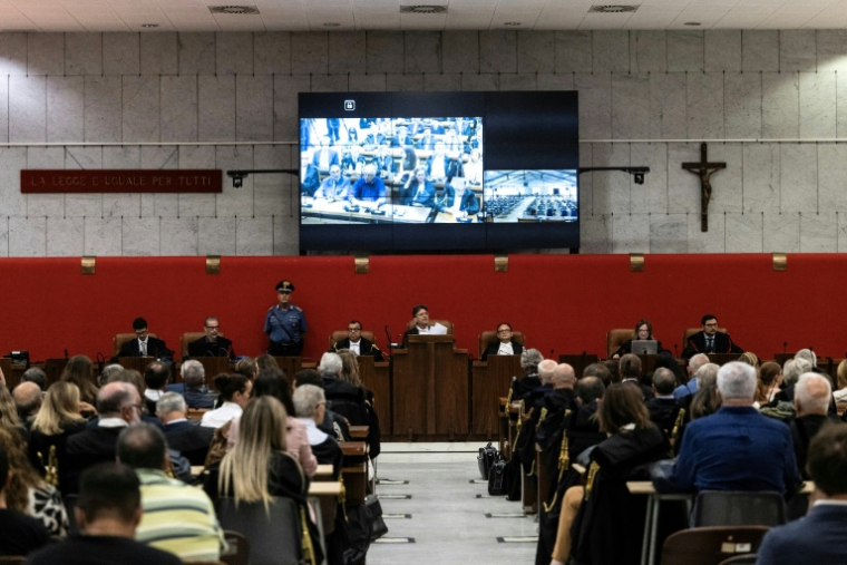 La salle d'audience du tribunal de Gênes, le jour du verdict concernant l'effondrement du pont Morandi en 2018, le 16 juillet 2026 en Italie ( AFP / Marco Bertorello )