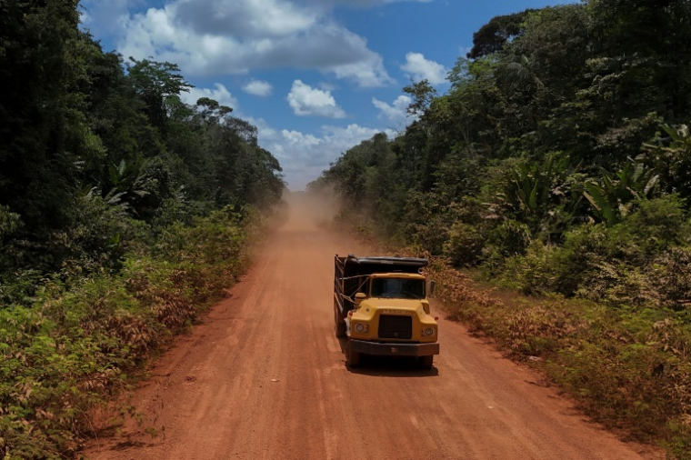Un camion emprunte la piste reliant sur près de 500 km Georgetown, capitale du Guyana, à Lethem, dans le sud-ouest, à la frontière du Brésil, le 28 août 2025 ( AFP / Joaquin Sarmiento )