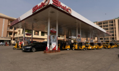 Des véhicules font la queue dans une station-service à Abuja, au Nigeria, le 9 mars 2026, après l'augmentation des tarifs de transport suite à une récente hausse des prix de l'essence ( AFP / Light Oriye Tamunotonye )