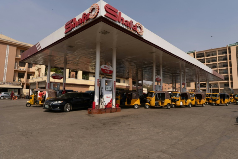 Des véhicules font la queue dans une station-service à Abuja, au Nigeria, le 9 mars 2026, après l'augmentation des tarifs de transport suite à une récente hausse des prix de l'essence ( AFP / Light Oriye Tamunotonye )