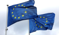 Des drapeaux de l'Union Européenne flottent devant le siège de la Commission européenne à Bruxelles