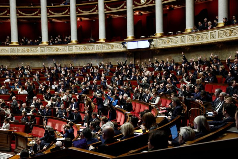 L'Assemblée nationale française examine le projet de loi de finances pour 2025 à Paris
