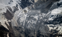 Vue aérienne de ce qui reste du glacier du Birch qui s'est effondré la veille et a détruit le village de Blatten dans les Alpes suisses, le 29 mai 2025 ( AFP / FABRICE COFFRINI )