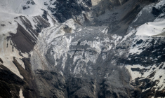 Vue aérienne de ce qui reste du glacier du Birch qui s'est effondré la veille et a détruit le village de Blatten dans les Alpes suisses, le 29 mai 2025 ( AFP / FABRICE COFFRINI )