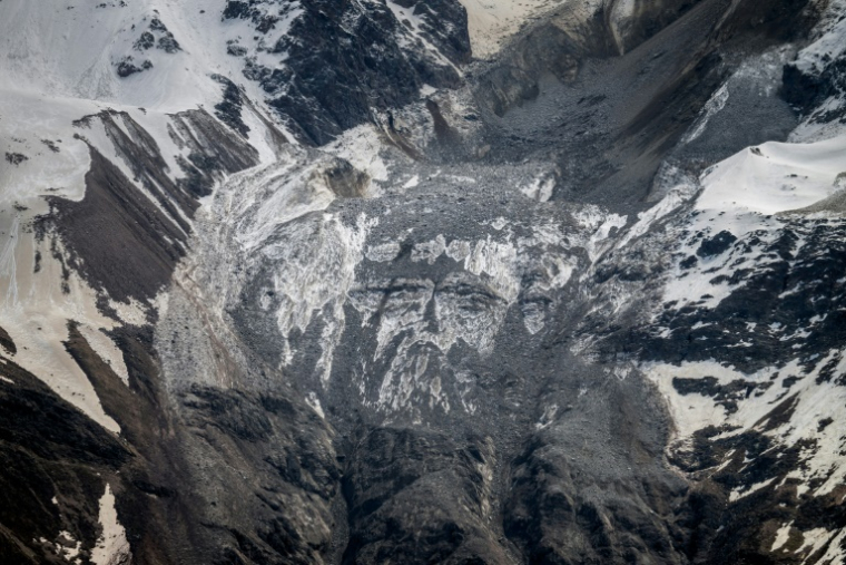 Vue aérienne de ce qui reste du glacier du Birch qui s'est effondré la veille et a détruit le village de Blatten dans les Alpes suisses, le 29 mai 2025 ( AFP / FABRICE COFFRINI )