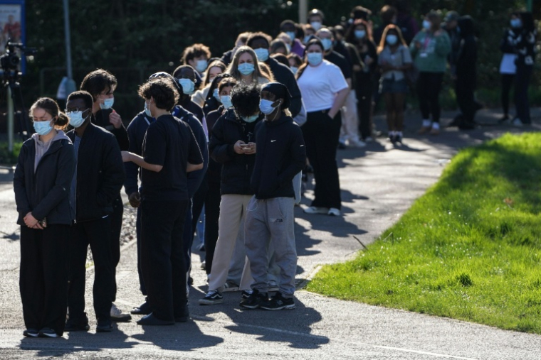 Des étudiants portant des masques de protection font la queue pour se faire vacciner contre la méningite sur le campus de l'Université du Kent à Canterbury, dans le sud-est de l'Angleterre, le 18 mars 2026 ( AFP / CARLOS JASSO )