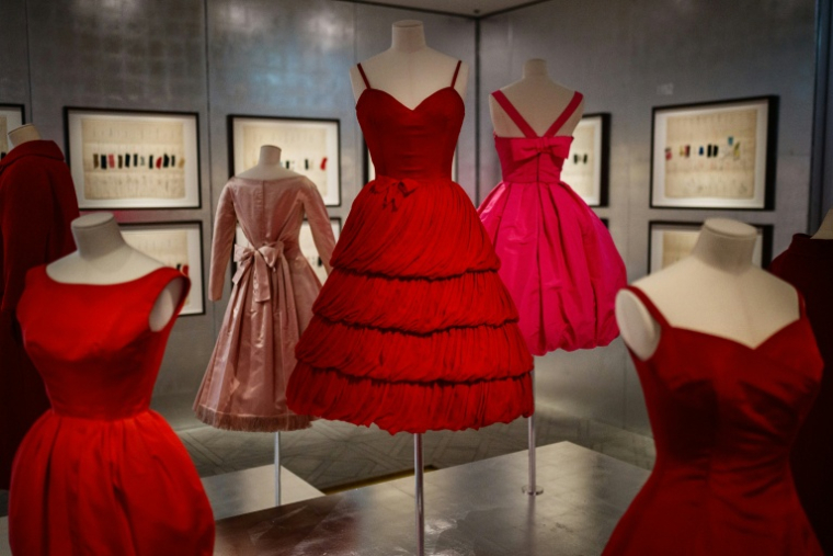 Des robes de Christian Dior présentées à l'exposition "La collection Dior d'Azzedine Alaïa" de la Fondation Azzedine Alaïa à la Galerie Dior à Paris, le 9 décembre 2025 ( AFP / Dimitar DILKOFF )