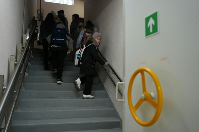 Porte blindée à l'entrée d'une école souterraine de Kharkiv, le 16 octobre 2025 ( AFP / OLEKSII FILIPPOV )