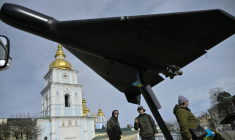 Un drone russe de conception iranienne Shahed 136 exposé sur la place Mykhaïlivska à Kiev, le 7 avril 2026  ( AFP / Genya SAVILOV )