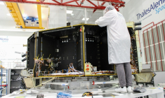 Un ingénieur à l'oeuvre pour le satellite Plato pour l'ESA à Cannes, dan sle sud de la France, le 23 septembre 2024 ( AFP / Bénédicte REY )