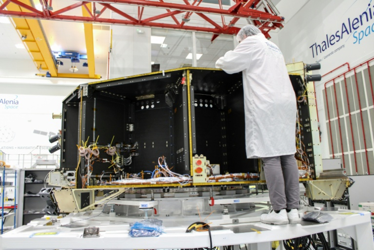Un ingénieur à l'oeuvre pour le satellite Plato pour l'ESA à Cannes, dan sle sud de la France, le 23 septembre 2024 ( AFP / Bénédicte REY )