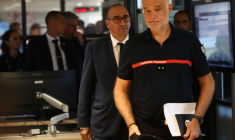 Le ministre français de l'Intérieur, Laurent Nuñez (c), visite une caserne de pompiers à Bordeaux, le 22 juillet 2026 ( AFP / ROMAIN PERROCHEAU )