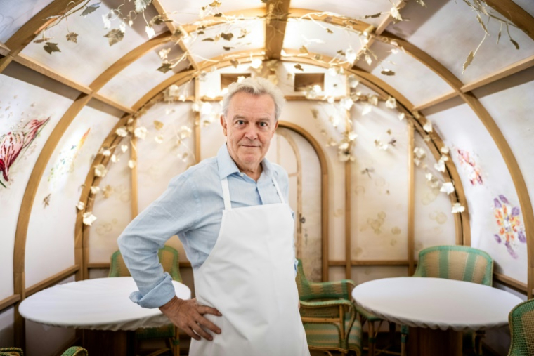 Le chef Alain Passard pose dans son restaurant l'Arpège à Paris où il sert désormais une cuisine exclusivement végétale, le 22 juillet 2025 ( AFP / BERTRAND GUAY )