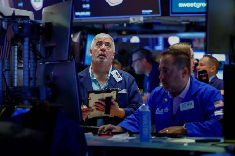 Des traders travaillent à la Bourse de New York (NYSE) à New York.