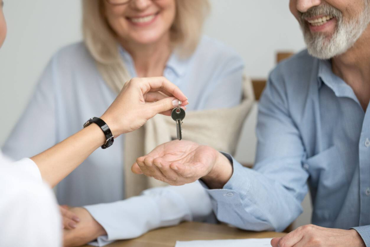 Immobilier : peut-on investir après 50 ans ? - iStock.com / fiskes