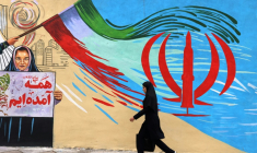 Une femme passe devant une fresque murale anti-américaine et et anti-israélienne à Téhéran, le 21 avril 2026 ( AFP / ATTA KENARE )