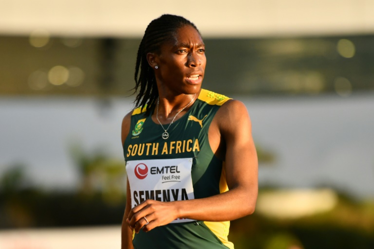Caster Semenya regarde son temps à l'issue d'une course de 5000 mètres, le 9 juin 2022 à Saint-Pierre, sur l'île Maurice ( AFP / Fabien Dubessay )