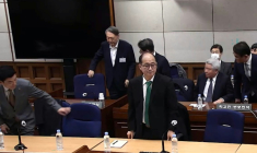 Cette capture d'écran tirée d'une vidéo distribuée par le tribunal central de Séoul et diffusée par l'agence Yonhap montre l'ancien président sud-coréen Yoon Suk Yeol (2e rangée, à gauche) assistant à un procès pour insurrection au tribunal central de Séoul, le 19 février 2026 ( YONHAP / Handout )