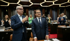 Le sénateur du Parti socialiste français Jérôme Durain (droite) après sa réélection comme président du Conseil régional de Bourgogne-Franche-Comté à Dijon, dans le centre-est de la France, le 5 septembre 2025 ( AFP / ARNAUD FINISTRE )
