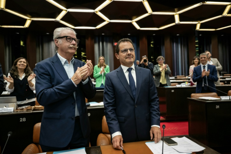 Le sénateur du Parti socialiste français Jérôme Durain (droite) après sa réélection comme président du Conseil régional de Bourgogne-Franche-Comté à Dijon, dans le centre-est de la France, le 5 septembre 2025 ( AFP / ARNAUD FINISTRE )