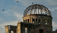Des oiseaux volent au-dessus du dôme de la bombe atomique, le 5 août 2025 à Hiroshima au Japon ( AFP / Richard A. Brooks )