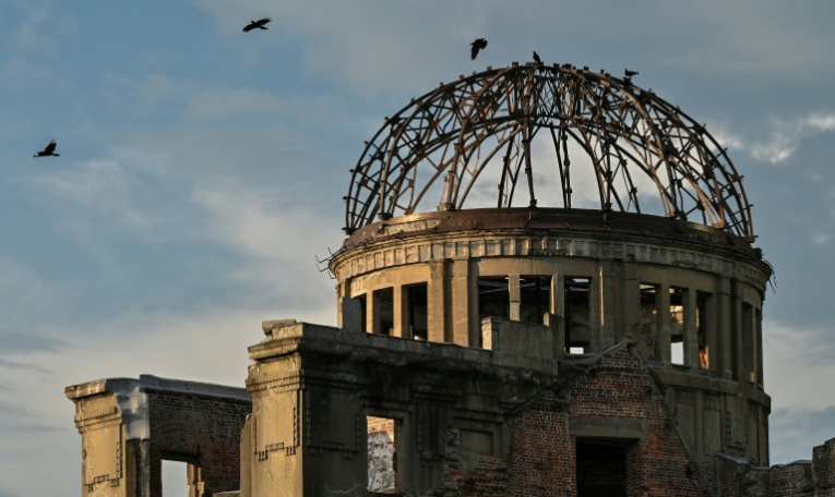 Des oiseaux volent au-dessus du dôme de la bombe atomique, le 5 août 2025 à Hiroshima au Japon ( AFP / Richard A. Brooks )