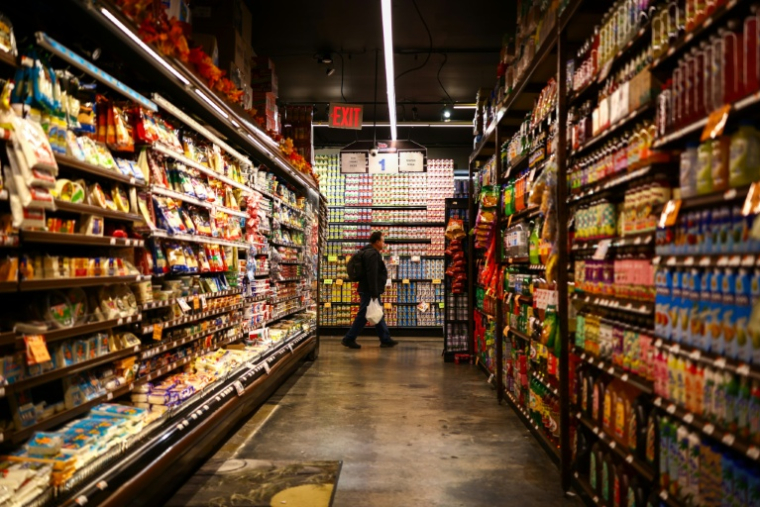 Un client d'un supermarché de Manhattan, à New York, le 28 septembre 2026 ( AFP / CHARLY TRIBALLEAU )