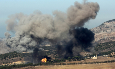 De la fumée s'élève du village libanais de al-Jarmak après une frappe israélienne, le 30 octobre 2025 ( AFP / Rabih DAHER )