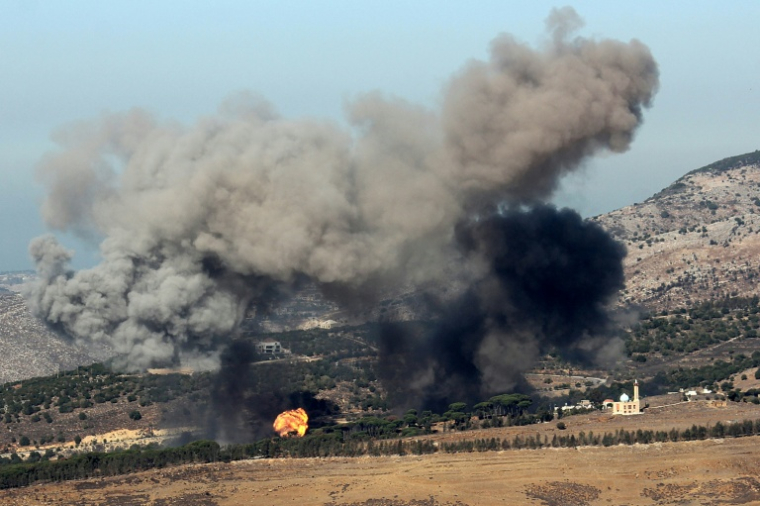 De la fumée s'élève du village libanais de al-Jarmak après une frappe israélienne, le 30 octobre 2025 ( AFP / Rabih DAHER )