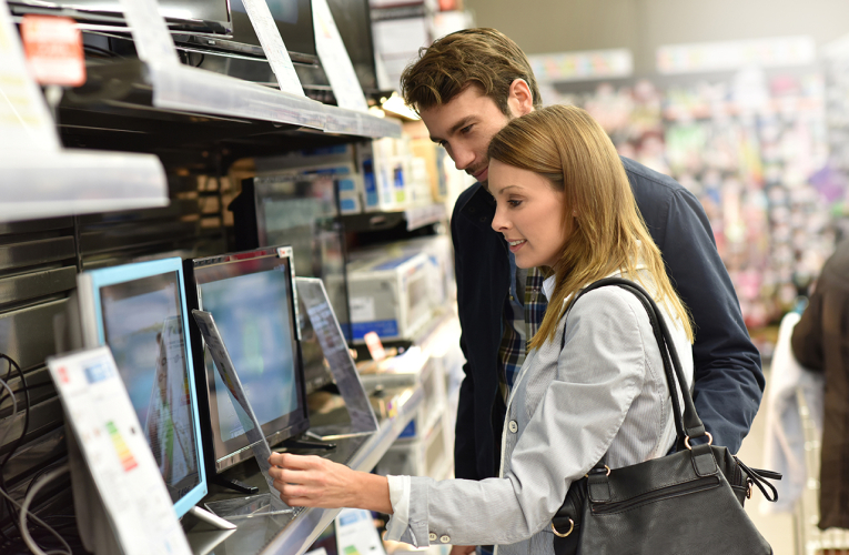(Crédits photo : Adobe Stock - Couple achetant un appareil connecté pendant le Black Friday)