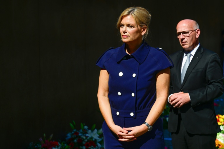 La présidente du Bundestag Julia Kloeckner (g) et le maire de Berlin Kai Wegner assistent à la cérémonie commémorant le 65e anniversaire de l'édification du Mur de Berlin, à Berlin, le 13 août 2026 ( AFP / John MACDOUGALL )
