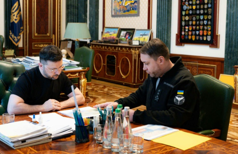 Volodymyr Zelensky et Kyrylo Boudanov à Kiev, le 2 janvier 2026 (photo du service de presse de la présidence de l'Ukraine) ( UKRAINIAN PRESIDENTIAL PRESS SERVICE / Handout )