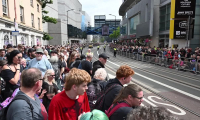 GB: les fans d'Ozzy Osbourne se rassemblent dans les rues pour lui dire adieu à Birmingham