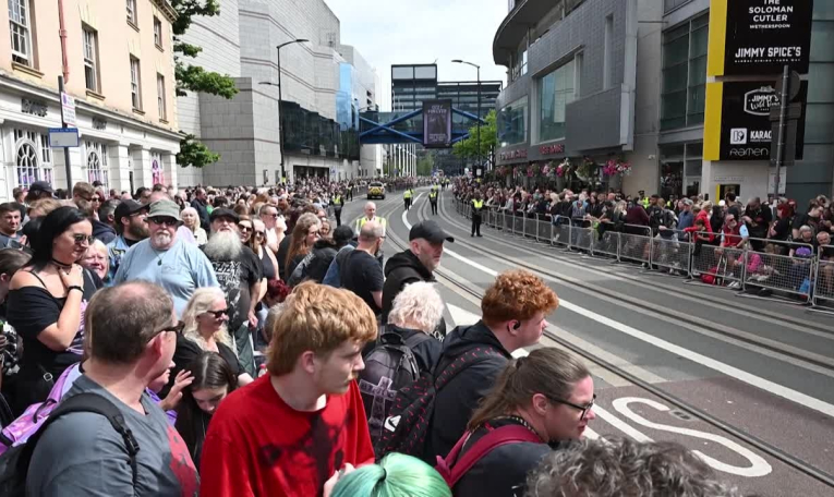 GB: les fans d'Ozzy Osbourne se rassemblent dans les rues pour lui dire adieu à Birmingham
