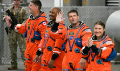 Les quatre astronautes de la mission Artémis 2 avant leur décollage, le 1er avril 2026 au Kennedy Space Center de Cap Canaveral (Floride) ( AFP / Jim WATSON )
