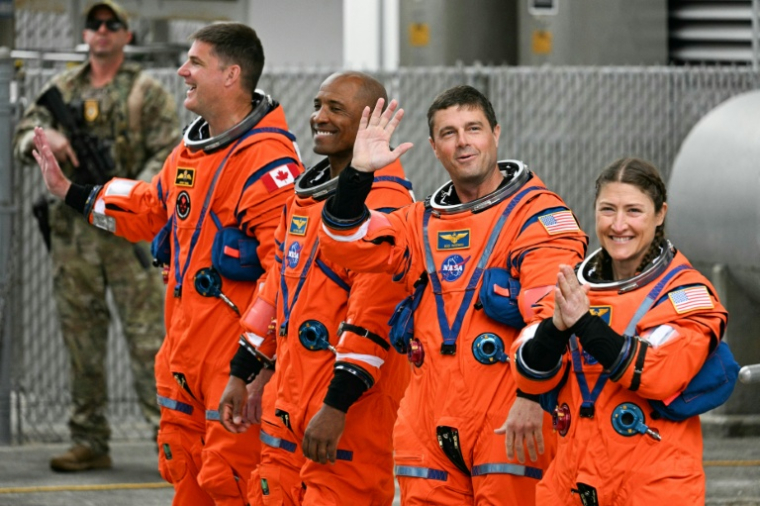 Les quatre astronautes de la mission Artémis 2 avant leur décollage, le 1er avril 2026 au Kennedy Space Center de Cap Canaveral (Floride) ( AFP / Jim WATSON )