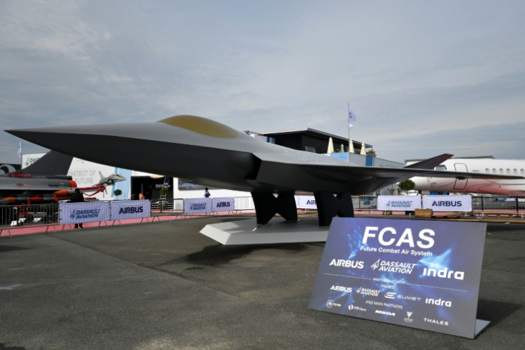 Maquette de l'avion de combat du futur du programme Scaf développé par la France, l'Allemagne et l'Espagne présenté au salon du Bourget près de Paris, le 18 juin 2023 ( AFP / JULIEN DE ROSA )