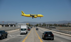 Un Airbus A320 de la compagnie aérienne américaine à bas coût Spirit Airlines atterrit à l'aéroport Hollywood Burbank, le 17 avril 2026  ( AFP / Patrick T. Fallon )