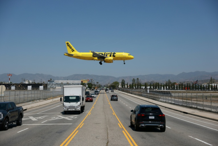 Un Airbus A320 de la compagnie aérienne américaine à bas coût Spirit Airlines atterrit à l'aéroport Hollywood Burbank, le 17 avril 2026  ( AFP / Patrick T. Fallon )