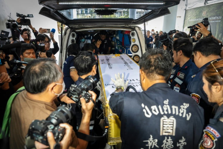Un cercueil contenant la dépouille d'une victime d'un incendie dans un bar, placé dans un fourgon à l'hôpital général de la police de Bangkok, le 14 juillet 2026 en Thaïlande ( AFP / chanakarn LAOSARAKHAM )