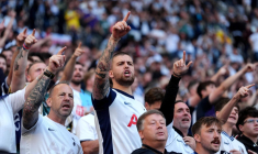 Un groupe de supporters de Tottenham monte au créneau