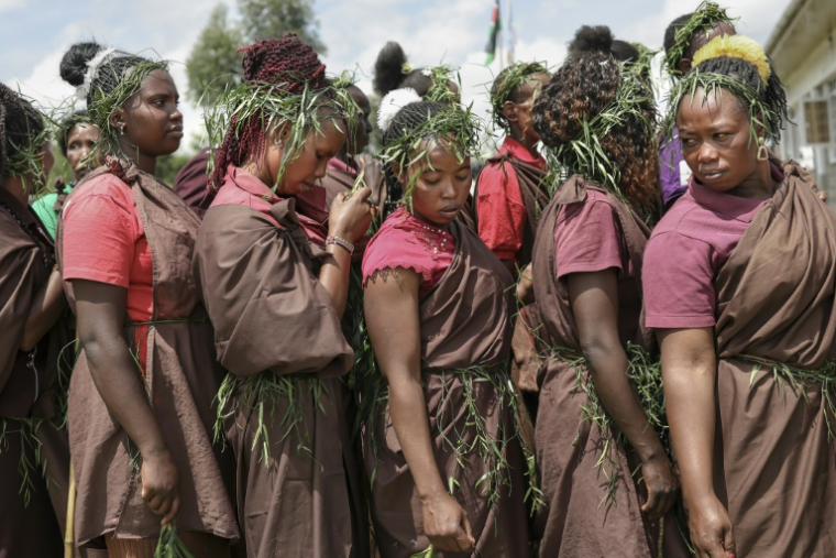 Des jeunes femmes Ogiek lors d'une représentation traditionnelle dans le quartier de Nkareta du comté de Narok, le 15 août 2025 au Kenya ( AFP / Tony KARUMBA )