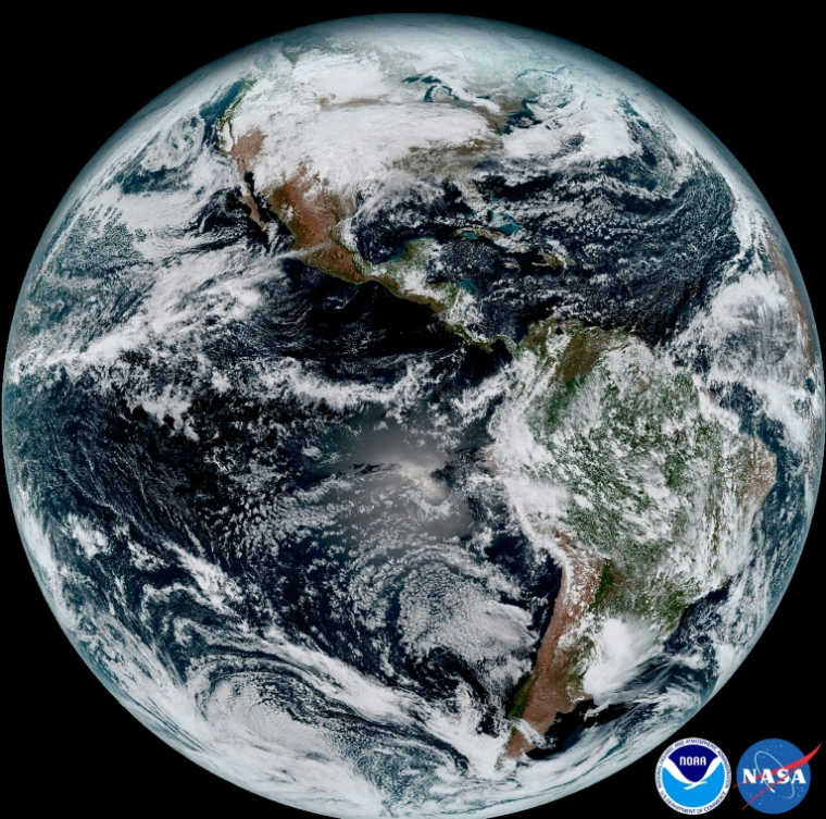 Image de la NOAA et de la NASA, publiée le 23 janvier 2017, montrant la première image transmise par le tout dernier satellite de la NOAA, le GOES-16, marquant une nouvelle étape dans l'ère des satellites météorologiques ( NASA/NOAA / Handout )