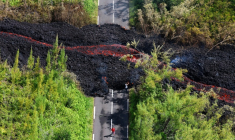 Vue aérienne de la coulée de lave issue du Piton de la Fournaise et traversant la route nationale 2 sur l'île de La Réunion, le 13 mars 2026 ( AFP / Richard BOUHET )