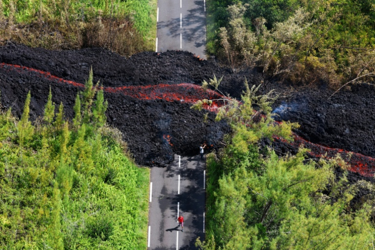 Vue aérienne de la coulée de lave issue du Piton de la Fournaise et traversant la route nationale 2 sur l'île de La Réunion, le 13 mars 2026 ( AFP / Richard BOUHET )
