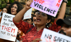 Des professionnels de santé et des étudiants lors d'une manifestation organisée à New Delhi le 21 août 2024 pour dénoncer le viol et le meurtre d'une médecin dans l'État indien du Bengale-Occidental ( AFP / Sajjad HUSSAIN )