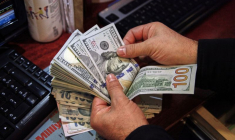 Des billets en dollars américains dans un bureau de change