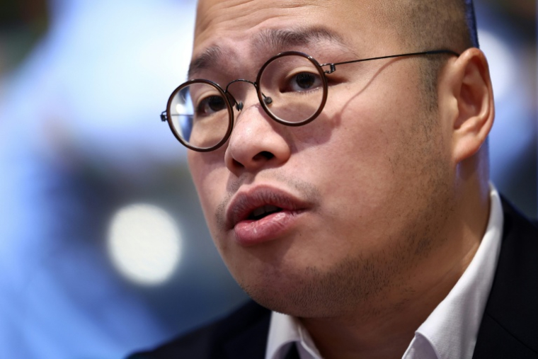 Sebastien Lai Sung-yan, fils de Jimmy Lai,lors d'une conférence de presse à Londres le 15 décembre 2025 ( AFP / HENRY NICHOLLS )