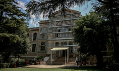 Un échafaudage sur la façade  du séminaire de Halki, ouvert au milieu du XIXe siècle, qui fut la principale école de théologie de l'Église orthodoxe orientale jusqu'à sa fermeture en 1971, le 2 juillet 2026 à Heybeliada, au large d'Istanbul ( AFP / Ozan KOSE )